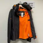 跩狗嚴選 極度乾燥 SUPERDRY ARCTIC 男款風衣 刷毛保暖 外套 三排拉鍊 內口袋 防風夾克 碳灰 橘 深灰橘 背後有線