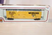 HO Scale Bachmann, 50' Box Car, Milwaukee Road, Yellow, #56500 BNOS