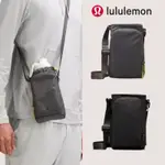 【OTHER MORE 特選潮流】加拿大運動第一品牌 LULULEMON  WATER BOTTLE 防潑水斜挎袋前側口