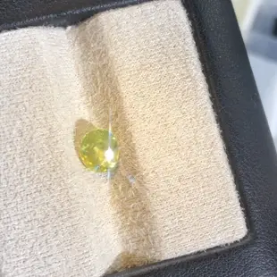 【艾爾莎寶石】1.1ct 天然無燒榍石 高淨度 色散超越鑽石 極品黃綠色！Sphene 陽光下七彩炫光