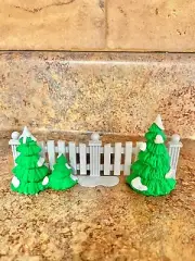 DEPARTMENT 56 FROSTY TREE-LINED PICKET FENCE 56.52078
