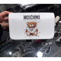 在飛比找蝦皮購物優惠-專櫃正品moschino Moschino經典別針小熊十字紋