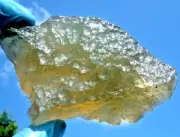 Libyan Desert Glass Meteorite Tektite impact specimen( 980 crt)Dimples Green Gem