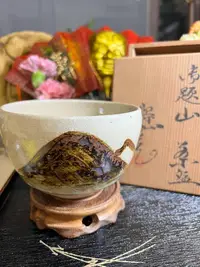 在飛比找Yahoo!奇摩拍賣優惠-日本回流 ，已故名家水野壽山作，純手繪鐵釉富士山畫篇抹茶碗，