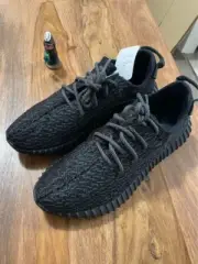 Never WORN- YEEZY PIRATE BLACK SIZE 9 2016 with Receipt Bought from footlocker