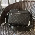 AK店二手LOUISVUITTON LV 頂級原版質量 單肩包男大容量斜挎包 男包商務休閒男士包包 橫款時尚相機包