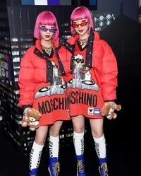 在飛比找Yahoo!奇摩拍賣優惠-Moschino [tv] H&M 聯名限量系列，名人示範穿