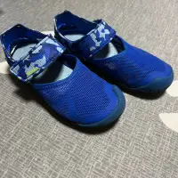 在飛比找蝦皮購物優惠-二手 兒童New Balance 速乾型護趾涼鞋 迷彩藍19