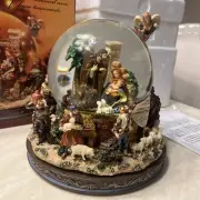 KIRKLAND NATIVITY SCENE SIGNATURE MUSICAL WATER GLOBE W/ LIGHTED REVOLVING BASE