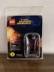 RARE 2016 SDCC EXCLUSIVE LEGO ATOM MINIFIGURE w/ card & blister - NEW but DENTED