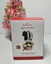 HALLMARK 2013 LOONEY TUNES "ZEE PERFECT GIFT", PEPE LE PEW NIB, VALENTINE'S DAY