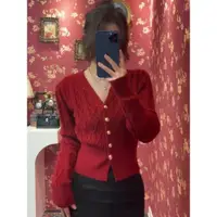 在飛比找ETMall東森購物網優惠-V領復古毛衣外套紅色針織開衫