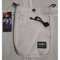 在飛比找蝦皮購物優惠-NASA SPACE 太空旅行隨身/側背包 潮流時尚百搭隨身