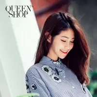 在飛比找蝦皮商城優惠-QUEENSHOP【01023041】黑白繡花設計直條紋襯衫