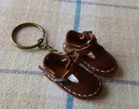 在飛比找Yahoo!奇摩拍賣優惠-純手工皮革鞋子造型鑰匙圈