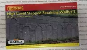 Hornby R7375 Skaledale High Stepped Arched Retaining Walls (Pk2) Engineers Blue