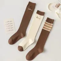 在飛比找ETMall東森購物網優惠-咖色條紋字母刺繡及膝同款小腿襪
