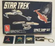 STAR TREK TOS : SPACE SHIP SET, ENTERPRISE, ROMULAN & KLINGON, BADGES & KEYRING