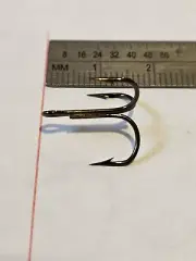 Mustad #35657BR Size 6 Round Bend Treble Fishing Hooks Bronzed