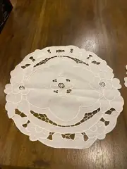 Vintage WHITE EMBROIDERED LACE TABLE RUNNER & PLACEMATS~~NEW
