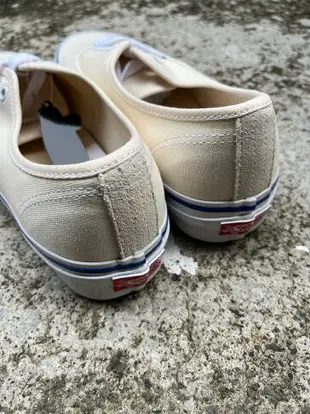 [30% OFF] 2023 人氣鞋款 VANS VAULT 高端支線 AUTHENTIC LX 低筒 米色 帆布 水藍線條 人氣款 (VN0A4BV90RD) !