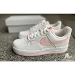 高品質 SNEAKERS NIKE AIR FORCE 1 白粉 浮雕粉 情人節 休閒鞋 DQ932-100