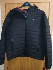 NEW TOMMY HILFIGER MEN'S LIGHTWEIGHT QUILTED PUFFER BLACK HOODED JACKET SIZE M