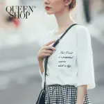 QUEENSHOP【01037399】前短後長英文草寫七分袖棉T＊預購＊