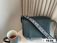 在飛比找Yahoo!奇摩拍賣優惠-Leann代購~ loewe小牛皮刺繡肩帶郵差包單肩斜挎包男