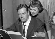 *5X7* PUBLICITY PHOTO - RAYMOND BURR AND BARBARA HALE IN "PERRY MASON" (OP-667)