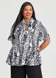 [TS] Taking Shape Plisse Tie Neck Top Size 16 in Black / White - Plus Size Women's Tops & T Shirts Black / White