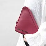 BALENCIAGA 巴黎世家 字母LOGO三角造型拉鍊手拿包/萬用包(深紅)