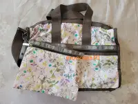 在飛比找Yahoo!奇摩拍賣優惠-LeSportsac 淺粉浪漫花草中型旅行袋 全新正品 附收