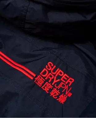 跩狗嚴選 極度乾燥 Superdry 男款 深藍紅 背後有線 風衣 外套 防風 刷毛內裡 三拉鍊 情侶款