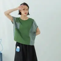 在飛比找momo購物網優惠-【MOSS CLUB】幾何形狀異材布料剪接-女短袖上衣 幾何