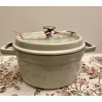 在飛比找蝦皮購物優惠-出清  Staub 鑄鐵鍋 圓鍋 20CM 松露白［二手］