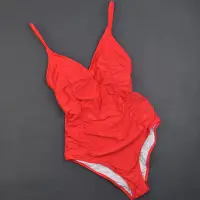 在飛比找Yahoo!奇摩拍賣優惠-歐美皺褶顯瘦聚胸紅色連身泳衣女高檔防曬泳裝顯瘦帶胸墊