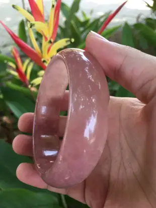 A+天然粉晶～馬達加斯加「紫色粉晶」手環～窄版《薇019款》～手圍18.5號號，內徑58mm寬18厚9mm～天然的粉水晶原礦琢磨、自然美麗！～～［熊寶貝珠寶］