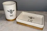 RAE DUNN BUMBLE BEE 2PC CERAMIC & WOOD BATHROOM SOAP DISH & RINSE CUP NEW