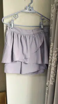 在飛比找Yahoo!奇摩拍賣優惠-日本專櫃品牌Lowrys Farm薰衣草色雙層大荷葉造型褲裙