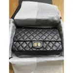 【CHANEL 香奈兒】A37590 復刻菱格紋2.55系列小牛皮鎖釦銀鍊口蓋包(黑色-32CM)