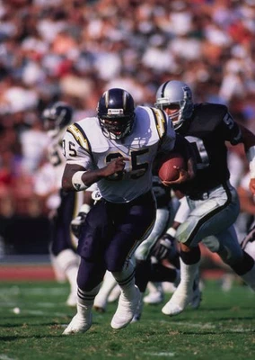 Marion Butts Running Back for the San Diego Chargers runs the foo- 1991 Photo 1