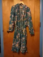 NWT Charlotte Russe Beautiful Sheer Floral Robe Kimono Women’s Size Medium NEW