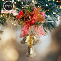 在飛比找PChome24h購物優惠-摩達客-台製聖誕紅金系松果禮物盒3吋三花鐘精緻吊飾-台灣設計