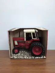 1/16 Ertl Farm Toy International 1586 Tractor With Duals & Cab