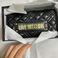 在飛比找蝦皮購物優惠-LOVE MOSCHINO-菱格壓紋兩折長夾