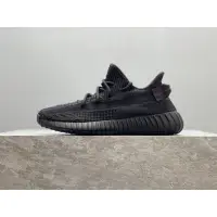 在飛比找蝦皮購物優惠-YEEZY BOOST 350 V2 BLACK 黑天使