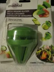 MASTRAD Deco Veggie-Slicer 3-in-1 /Spiral/Julienne/Slicer 2 Blades Plus Brush