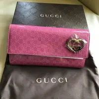 在飛比找蝦皮購物優惠-保證全新正品 Gucci 桃紅色 G logo 亮皮 長夾