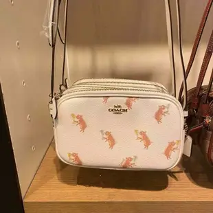 美國正品 COACH F31580動物派對系列、黑色真皮款 (小號.隨身包)雙層拉鍊相機包.&經典滿版馬車LOGO-紅色雙層相機包 ( 防刮PVC皮革 ) 手拿包 斜背包 側背包-(Outlet 直購100%正品櫃購入) -*vivi shop*